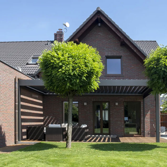 Pergola bioclimatique adossée sur mesure