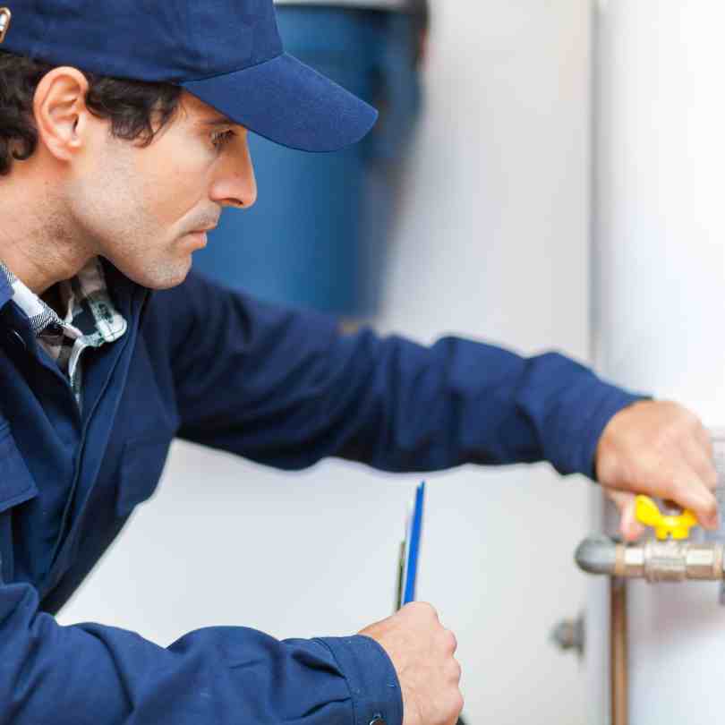 artisan intervenant sur installation chauffe eau  