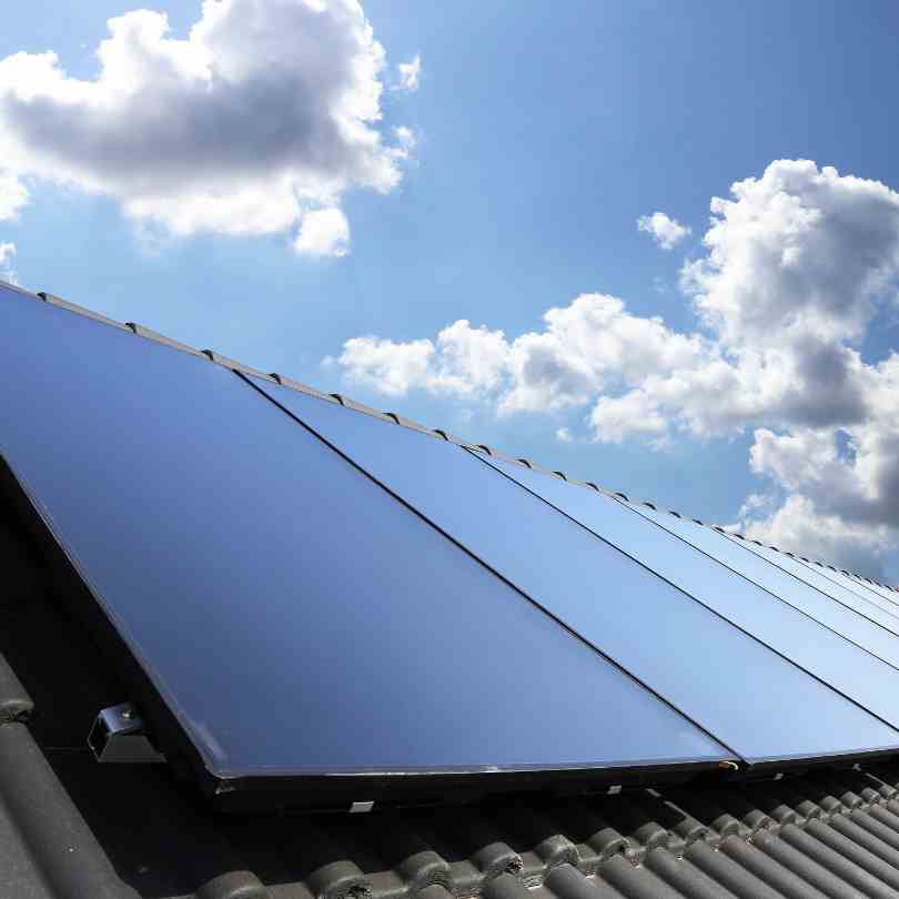 Panneaux photovoltaïques sur un toit