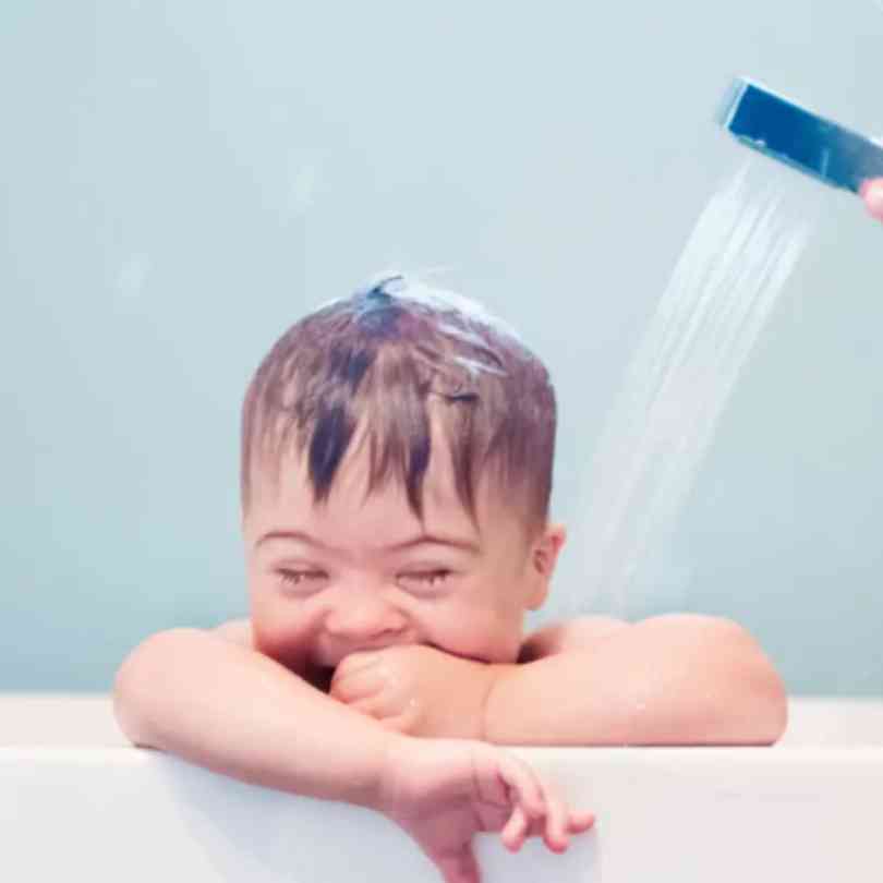 bébé heureux sous la douche au chaud