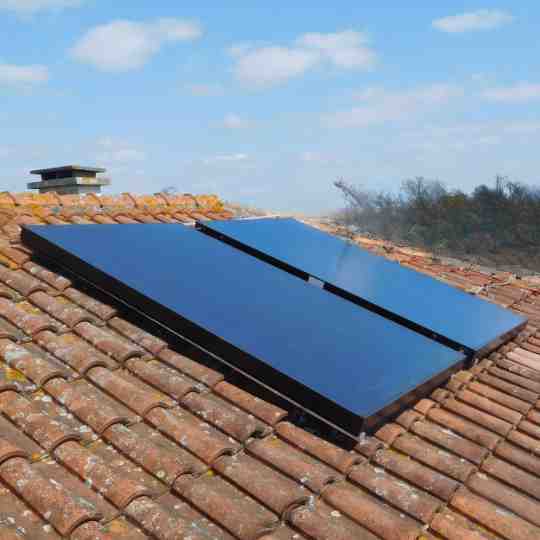 Panneaux solaires sur le toit