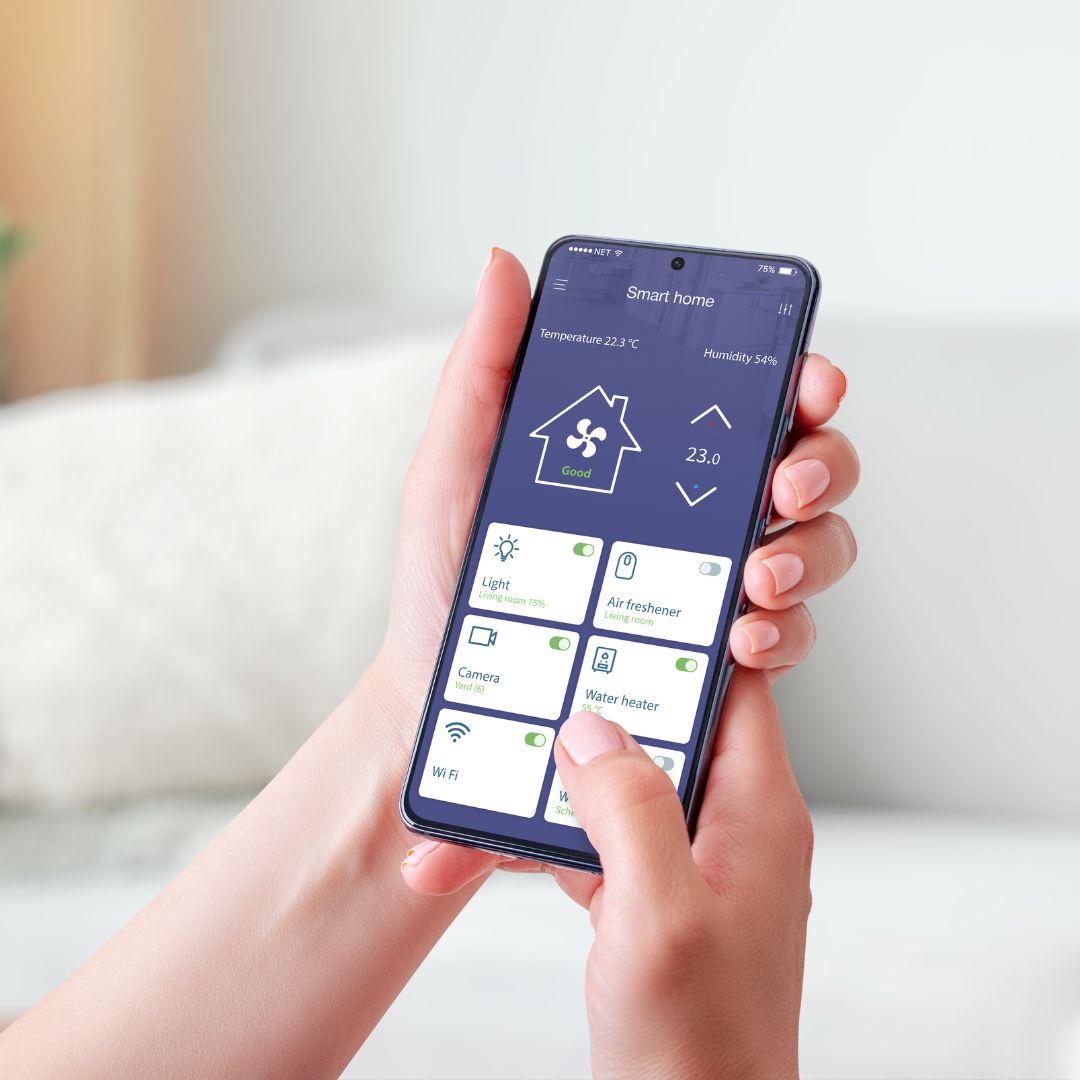 Rozhraní chytrého telefonu, který spravuje programování domácí automatizace