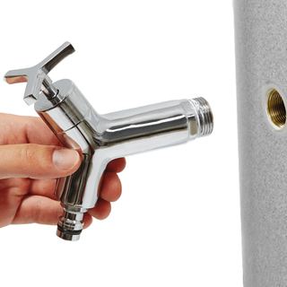 Robinet design chrome r&eacute;servoir a&eacute;rien mise en situation