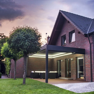Pergola bioclimatique adoss&eacute;e sur mesure