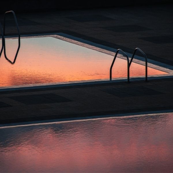 piscine au coucher du soleil