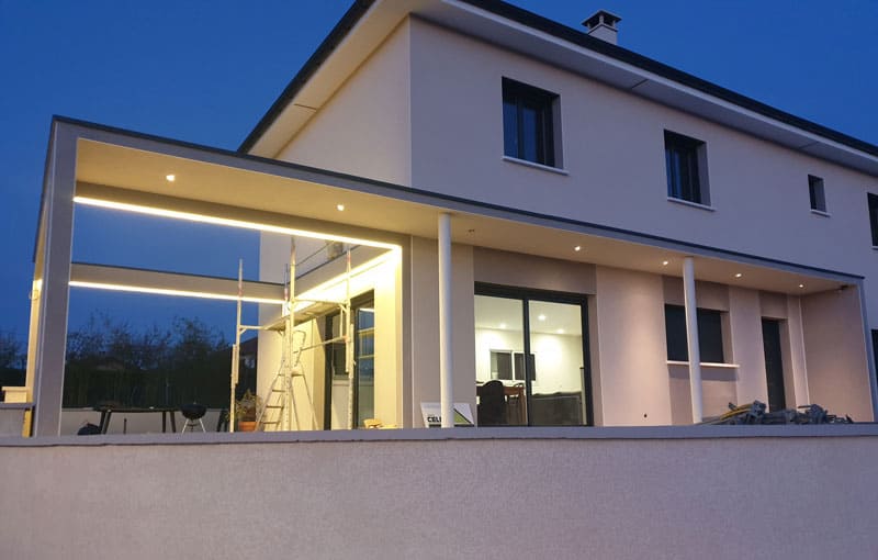 Eclairage intégrée dans une pergola béton